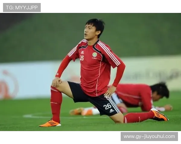 男足球压腿训练技巧揭秘提升柔韧性与赛场表现的关键秘诀 男足球压腿训练技巧揭秘提升柔韧性与赛场表现的关键秘诀